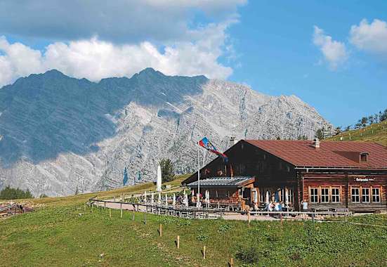 Die Gotzenalm vor der Watzmann-Ostwand.