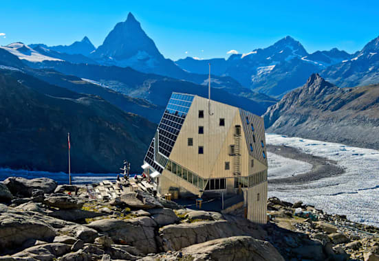 Vor allem Hütten-Beiträge haben euch im Oktober begeistert: Die Monte Rosa Hütte in Zermatt mit dem Matterhorn im Hintergrund