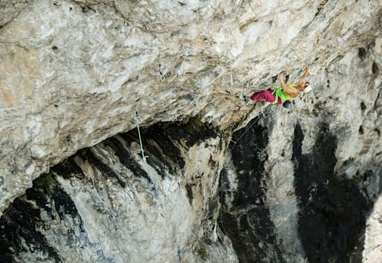 Angy Eiter während ihrer Erstebgeung von „Madame Ching“ (9b) im Tiroler Oberland