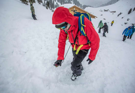 Wer mit seiner LVS-Notfallausrüstung vertraut ist, kann im Notfall auch rasche Hilfe leisten: Doch wie trägt man das LVS nun richtig?
