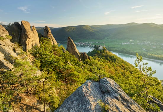 Ausblick von oberhalb der Burgruine Dürnstein aus über die malerische Wachau in Niederösterreich