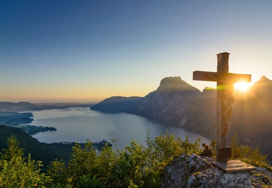 Romantischer Ausblick vom Gipfel des Kleinen Sonnstein (923 m) auf den tiefblauen Traunsee, Oberösterreich