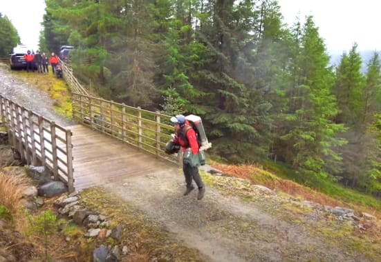 Notarzt Jamie Walsh testet den Jet-Suit im Lake-District-Nationalpark