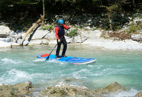 Stand-Up-Paddler im Wildwasser