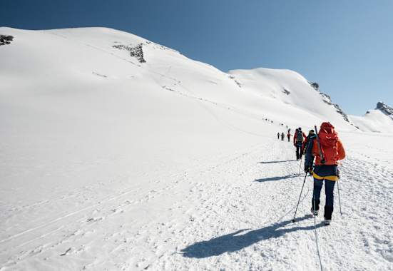 Bergsteiger am Weg zum Gipfel des Breithorns