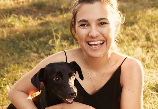 Madeleine Alizadeh, alias Dariadaria, mit ihrer Hündin Mala