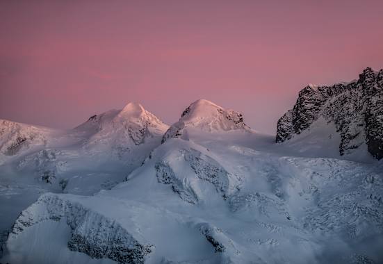 „Zwillinge“ Pollux (4.092 m) und Castor (4.223 m) in den Walliser Alpen bei Sonnenuntergang