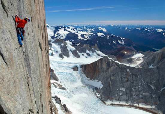 David Lama klettert am Cerro Torre in den Anden