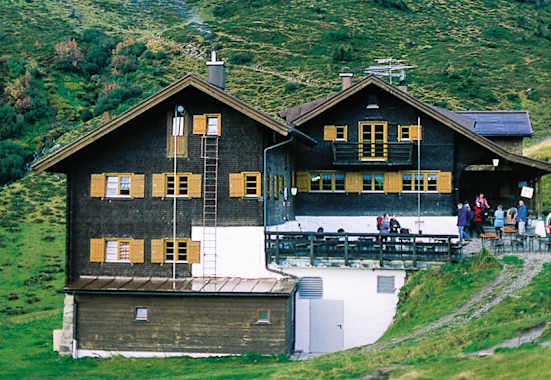 Die Schwarzwasserhütte im Sommer