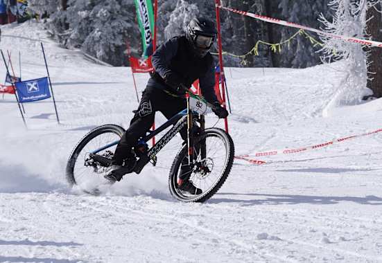 Downhill-Mountainbiken im Schnee