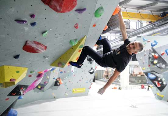 Kletterer in der Boulderhalle