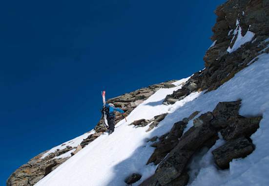 Wer hohe Gipfel und steile Flanken befahren möchte, der braucht nicht nur Kraft und Kondition, sondern auch die richtige Ausrüstung
