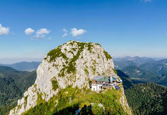 An der Flanke des Buchsteins liegt die Tegernseer Hütte.