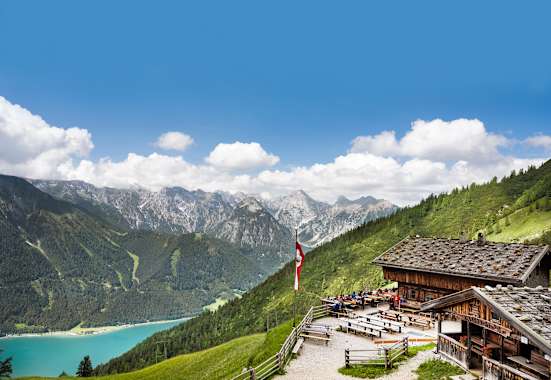 Die Dalfaz Alm liegt auf 1.693 Höhenmetern im Tiroler Rofangebirge