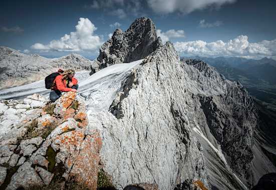Michael Kemeter (Extremsportler in den Disziplinen Klettern, Slacklining und Basejumping) am Weg zur Dachstein Südwand