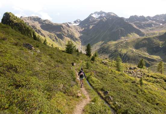 Fundusfeiler-Tour: Die Frischmannhuette ist am Waalweg bereits in Sichtweite