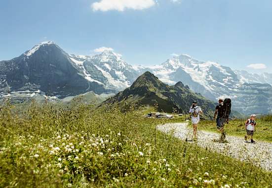 Wandern am Fuße des Eiger, hoch über Grindelwald