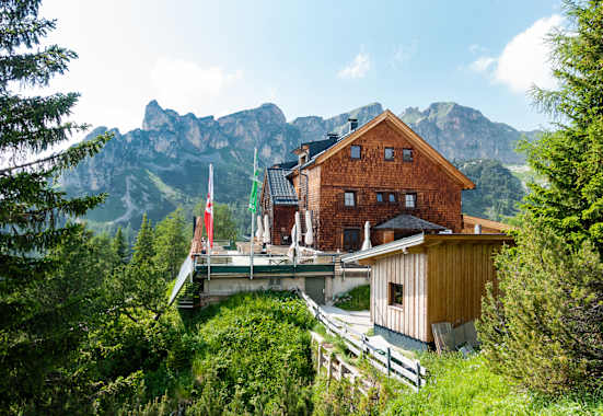 Die Erfurter Hütte (1.834 m) im Rofangebirge in Tirol