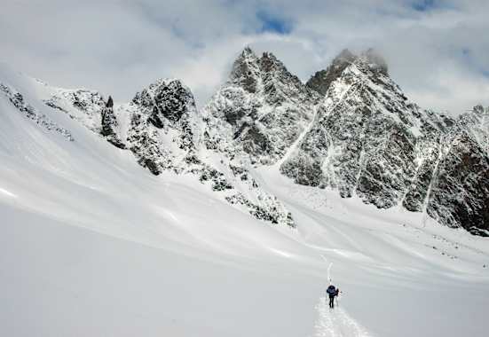 Skitourengeher auf der Haute Route beim Aufstieg zum Col du Mont Brulé