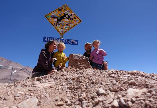 Angang des Jahres war Familie Schön noch in Südamerika unterwegs. Hier am 4.780 m hohen Agua Negra-Pass zwischen Chile und Argentinien