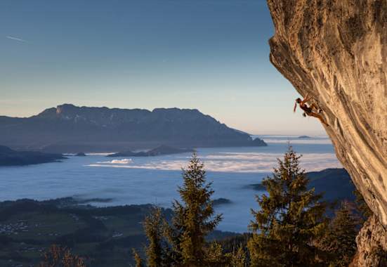 Andrea Maruna klettert am Kalkstein bei Hallein