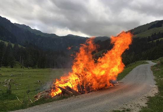 Sonnwendfeuer im Talschluss Saalbach Hinterglemm