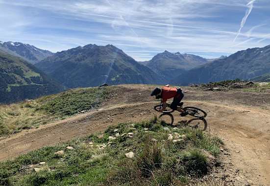 Mountainbiker auf einem Flowtrail