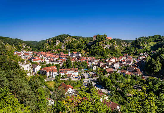 Blick vom Bayreuther Berg auf die Burg Pottenstein und den Ort. 