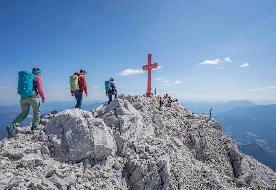 Am Gipfel des Großen Priel steht ein rotes Gipfelkreuz.