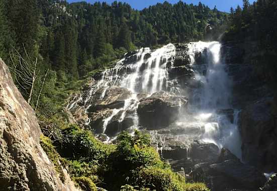 Der mächtige Grawa-Wasserfall im Stubai