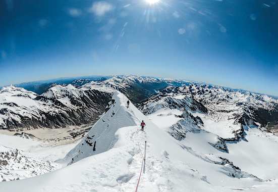 Bergsteiger am Gipfelgrat des Großglockners