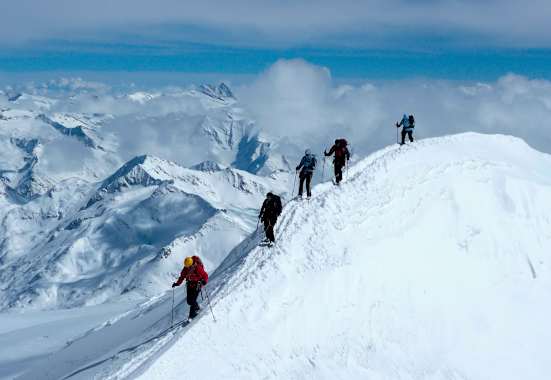 Skibergsteiger am Gipfelgrat des Großvenedigers im Winter