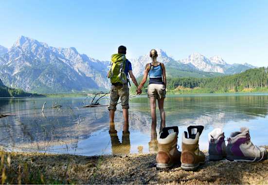 Almsee: Wie ein Gemälde liegt der Almsee vor der Almtaler Sonnenuhr