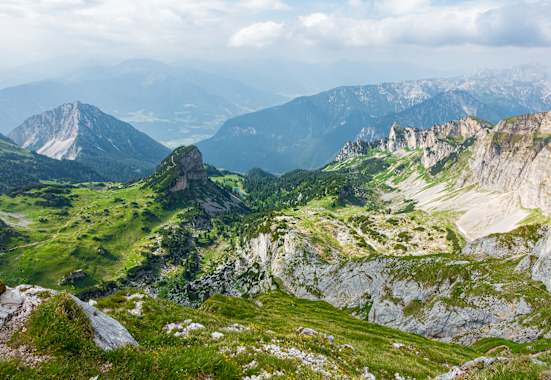 Panorama-Blick auf dem Weg zum Gipfel, markant im Vordergrund: der Gschöllkopf (2.039 m), auch Adlerhorst genannt