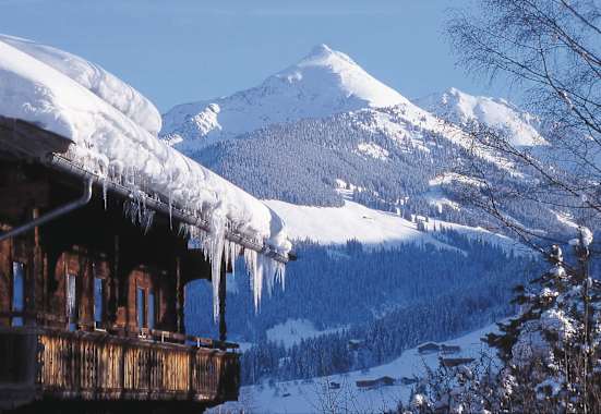 Alpbachtal-Winterlandschaft mit Holzhütte
