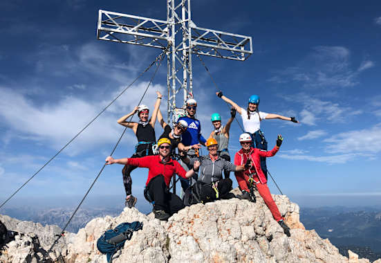 Glückliche Gesichter, erste Gipfelerfolge am Drahtseil und blitzblauer Himmel über dem Dachstein: So war das Bergwelten-Event „Mein erster Klettersteig“