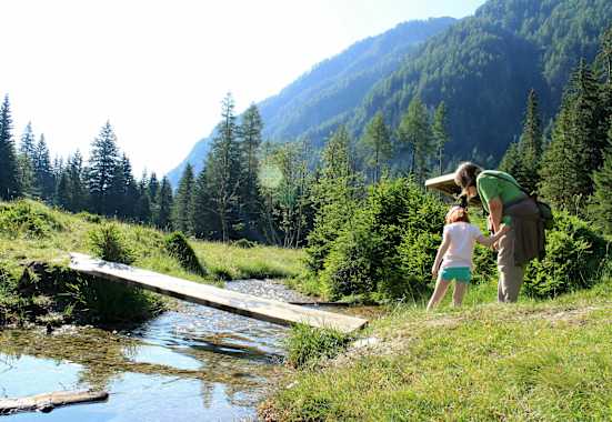 Der Weg entlang des Baches ist für Kinder besonders spannend