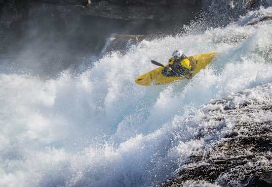 Spektakulärer Ritt im Weisswasser 