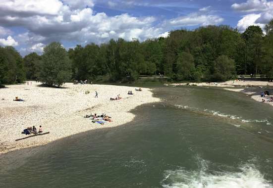 Die Isar ist ein schönes Ziel für Kinderwagentouren um München