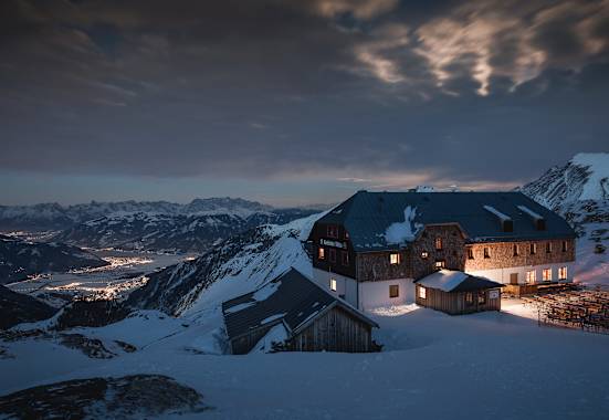 Die Krefelder Hütte über dem Lichtermeer von Zell am See