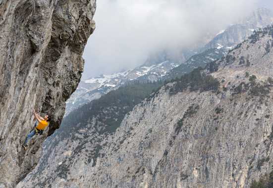 Klettern in der Arzbergklamm, Tirol