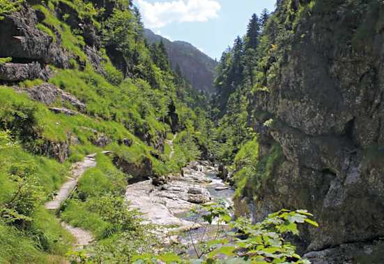 In den Chiemgauer Alpen erwartet dich die familienfreundliche Wanderung durch die Weißbachschlucht.