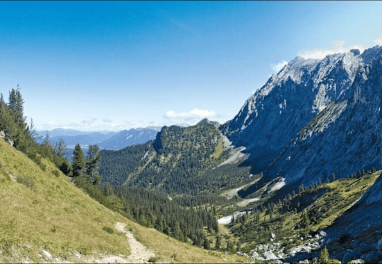 Die langen Fahrwege zum Schachenhaus sind bis auf die oberste Etappe ausgebaut worden.