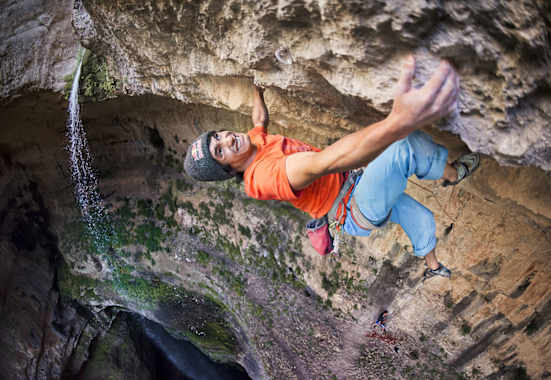 David Lama klettert "Avaatara", ein Sinkloch im Libanon