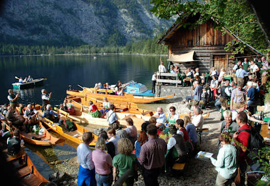 Bei der Lechthütte am Seeufer wird aufgespielt
