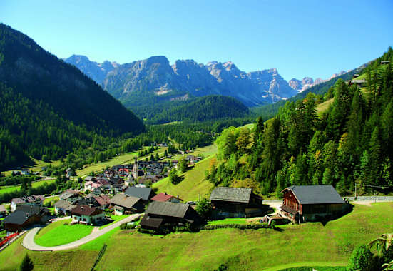 Lungiarü am Eingang zum Naturpark Puez-Geisler im Dolomiten UNESCO Welterbe