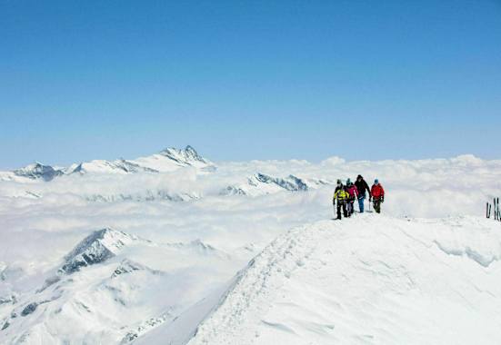 Am Gipfelgrat des Großvenedigers, im Hintergrund der Großglockner