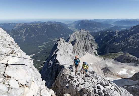 Ein beeindruckender Ausblick: die Zugspitze (2.962 m, ganz rechts) und das Zugspitzmassiv, vom Wank aus gesehen.