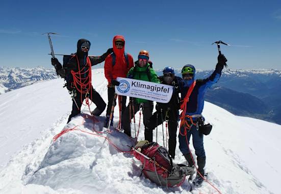 Die Gründer der Initiative climbersforfuture.com auf dem Gipfel des Mont Blanc