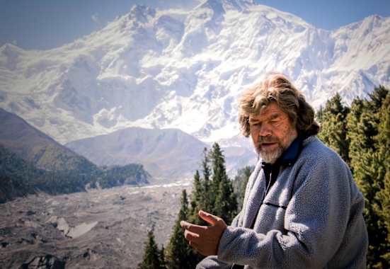 Reinhold Messner vor dem Nanga Parbat